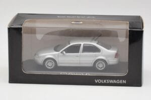 Volkswagen Bora Reflex Сребрист Minichamps 1:43 81982223S Метал — снимка 4 от 4