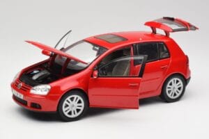 Volkswagen Golf Mk5 4-Door Tornado Червен Bburago 1:18 GOLF001 Метал — снимка 2 от 8