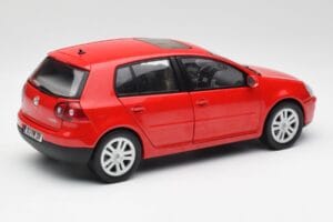 Volkswagen Golf Mk5 4-Door Tornado Червен Bburago 1:18 GOLF001 Метал — снимка 3 от 8