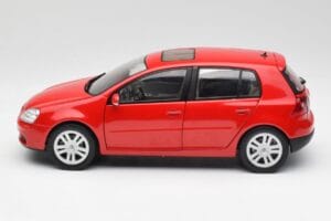 Volkswagen Golf Mk5 4-Door Tornado Червен Bburago 1:18 GOLF001 Метал — снимка 4 от 8