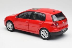 Volkswagen Golf Mk5 4-Door Tornado Червен Bburago 1:18 GOLF001 Метал — снимка 7 от 8