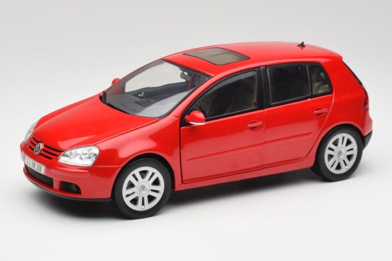 Volkswagen Golf Mk5 4-Door Tornado Червен Bburago 1:18 GOLF001 Метал