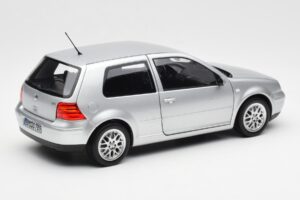 Volkswagen Golf Mk5 GTI Сребрист Norev 1:18 188570 Метал — снимка 3 от 8