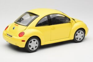 Volkswagen New Beetle Жълт Maisto 1:18 37800-M4 Метал — снимка 3 от 8