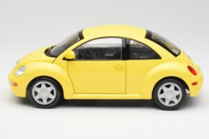 Volkswagen New Beetle Жълт Maisto 1:18 37800-M4 Метал — снимка 4 от 8