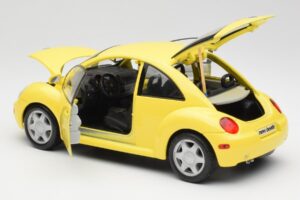 Volkswagen New Beetle Жълт Maisto 1:18 37800-M4 Метал — снимка 5 от 8