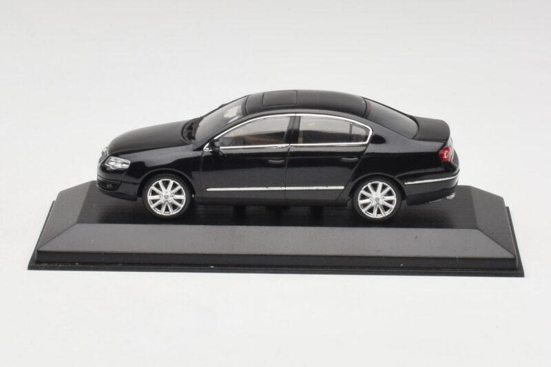 Volkswagen Passat B6 Sedan Shadow Синьо Metallic Minichamps 1:43 Volkswagen Passat B6 Sedan Shadow Синьо Metallic Minichamps 1:43 PASSAT001 Метал