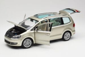 Volkswagen Sharan 7N Reflex Сребърно Металик Minichamps 1:18 110051002 Метал — снимка 2 от 8