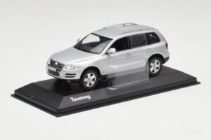 Volkswagen Touareg Reflex Сребрист Minichamps 1:43 68625 Метал — снимка 2 от 4
