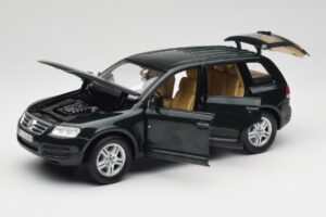 Volkswagen Touareg V10 TDI Canyon Green Bburago 1:18 34911-V1 Метал — снимка 2 от 8