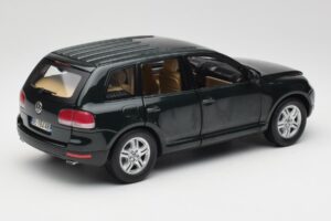 Volkswagen Touareg V10 TDI Canyon Green Bburago 1:18 34911-V1 Метал — снимка 3 от 8