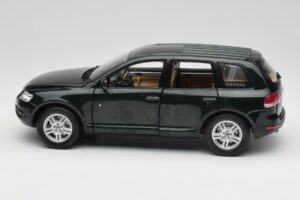 Volkswagen Touareg V10 TDI Canyon Green Bburago 1:18 34911-V1 Метал — снимка 4 от 8