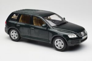 Volkswagen Touareg V10 TDI Canyon Green Bburago 1:18 34911-V1 Метал — снимка 6 от 8