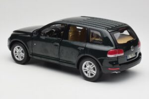 Volkswagen Touareg V10 TDI Canyon Green Bburago 1:18 34911-V1 Метал — снимка 7 от 8