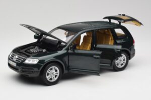Volkswagen Touareg V10 TDI Reed Green Metallic Bburago 1:18 34911 Метал — снимка 2 от 8