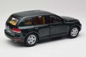Volkswagen Touareg V10 TDI Reed Green Metallic Bburago 1:18 34911 Метал — снимка 3 от 8
