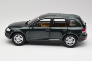 Volkswagen Touareg V10 TDI Reed Green Metallic Bburago 1:18 34911 Метал — снимка 4 от 8