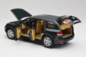 Volkswagen Touareg V10 TDI Reed Green Metallic Bburago 1:18 34911 Метал — снимка 5 от 8