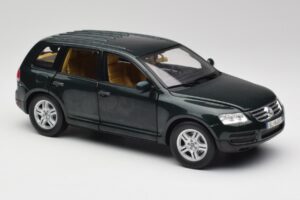 Volkswagen Touareg V10 TDI Reed Green Metallic Bburago 1:18 34911 Метал — снимка 6 от 8