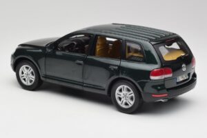Volkswagen Touareg V10 TDI Reed Green Metallic Bburago 1:18 34911 Метал — снимка 7 от 8