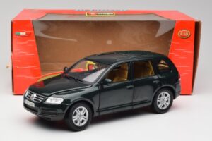 Volkswagen Touareg V10 TDI Reed Green Metallic Bburago 1:18 34911 Метал — снимка 8 от 8