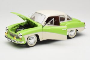 Wartburg 313 Пастелно Зелено върху Бежово Revell 1:18 9018 Метал — снимка 2 от 8