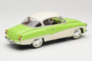 Wartburg 313 Пастелно Зелено върху Бежово Revell 1:18 9018 Метал — снимка 3 от 8