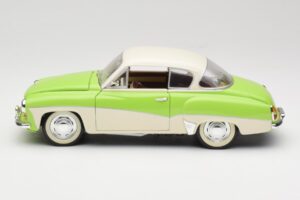 Wartburg 313 Пастелно Зелено върху Бежово Revell 1:18 9018 Метал — снимка 4 от 8