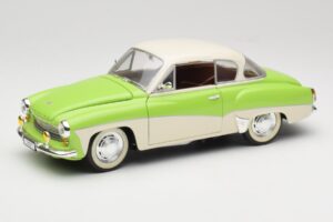 Wartburg 313 Пастелно Зелено върху Бежово Revell 1:18 9018 Метал