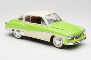 Wartburg 313 Пастелно Зелено върху Бежово Revell 1:18 9018 Метал — снимка 6 от 8