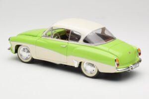Wartburg 313 Пастелно Зелено върху Бежово Revell 1:18 9018 Метал — снимка 7 от 8