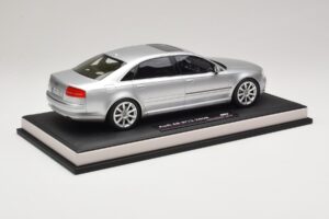 Audi A8 D3 W12 Ice Silver Metallic MotorHelix 1:18 MH030ISM Смола — снимка 3 от 7