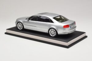 Audi A8 D3 W12 Ice Silver Metallic MotorHelix 1:18 MH030ISM Смола — снимка 5 от 7