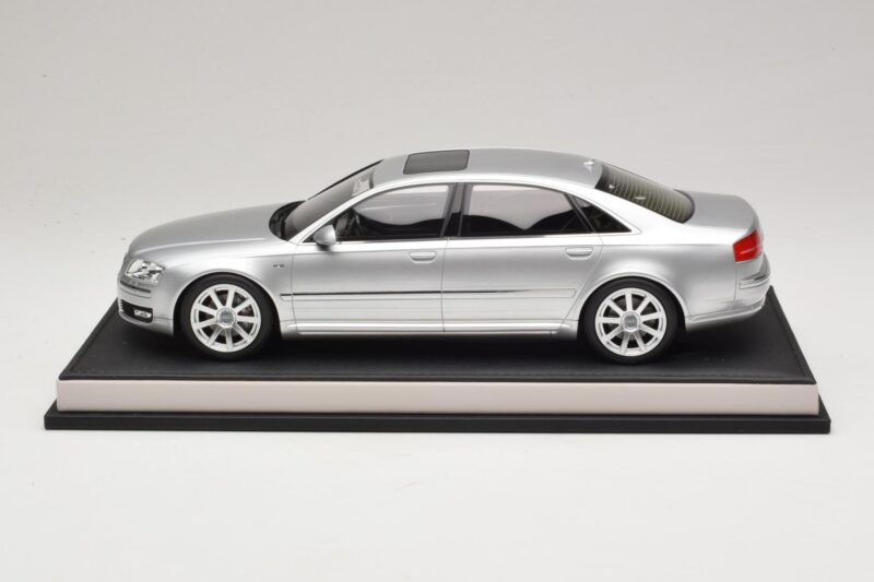 Audi A8 D3 W12 Ice Silver Metallic MotorHelix 1:18 MH030ISM Смола