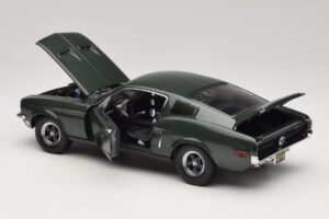 Ford Mustang GT Bullitt с Фигурка на Steve McQueen Greenlight 1:18 12885 Метал — снимка 5 от 8