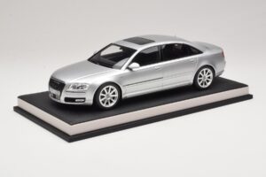 Audi A8 D3 W12 Ice Silver Metallic MotorHelix 1:18 MH030ISM Смола — снимка 2 от 7