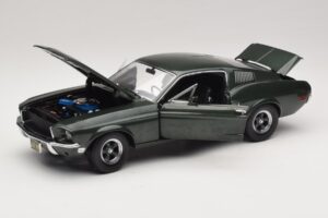 Ford Mustang GT Bullitt с Фигурка на Steve McQueen Greenlight 1:18 12885 Метал — снимка 2 от 8