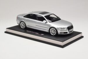 Audi A8 D3 W12 Ice Silver Metallic MotorHelix 1:18 MH030ISM Смола — снимка 4 от 7