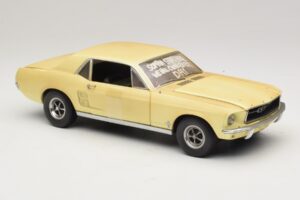 Ford Mustang Coupe Жълт The Walking Dead Greenlight 1:18 12958 Метал — снимка 6 от 8