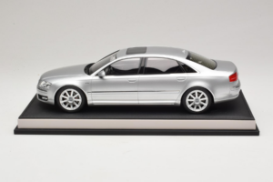 Audi A8 D3 W12 Ice Silver Metallic MotorHelix 1:18 MH030ISM Смола