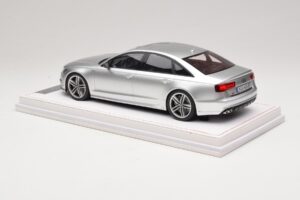 Audi S6 C7 Florett Silver Metallic IVY Merit 1:18 REMC038 Смола — снимка 5 от 7