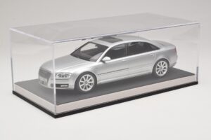 Audi A8 D3 W12 Ice Silver Metallic MotorHelix 1:18 MH030ISM Смола — снимка 6 от 7