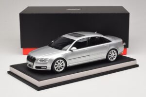 Audi A8 D3 W12 Ice Silver Metallic MotorHelix 1:18 MH030ISM Смола — снимка 7 от 7