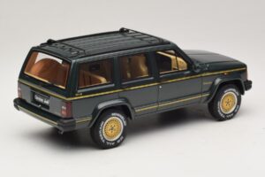 Jeep Cherokee XJ Limited Dark Hunter Green Otto 1:18 OT1340 Смола — снимка 2 от 6