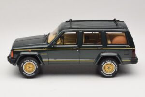 Jeep Cherokee XJ Limited Dark Hunter Green Otto 1:18 OT1340 Смола — снимка 3 от 6