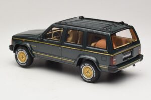 Jeep Cherokee XJ Limited Dark Hunter Green Otto 1:18 OT1340 Смола — снимка 5 от 6