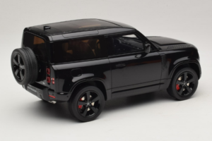 Land Rover Defender 90 L663 P400 X-Dynamic HSE Santorini Black GT Spirit 1:18 GT992 Смола — снимка 2 от 6
