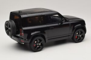Land Rover Defender 90 L663 P400 X-Dynamic HSE Santorini Black GT Spirit 1:18 GT992 Смола — снимка 2 от 6
