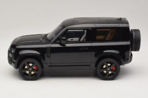Land Rover Defender 90 L663 P400 X-Dynamic HSE Santorini Black GT Spirit 1:18 GT992 Смола — снимка 3 от 6
