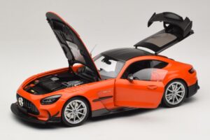 Mercedes AMG GT Black Series C190 Оранжев със Сребърни Джанти Minichamps 1:18 110032024 Метал — снимка 2 от 8